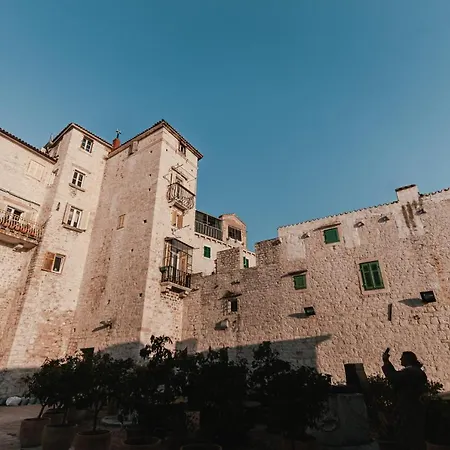 Arya Apartment