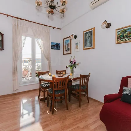 Arya Apartment *
