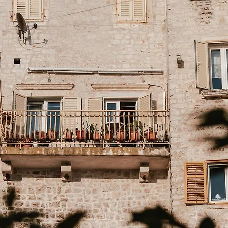 Arya Apartment *